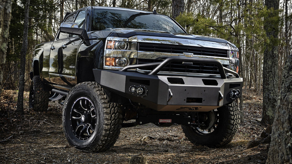 Передний бампер Premium с центаральной дугой Chevrolet Silverado 2500/3500 15-19 Fab Fours CH14-A3052-1