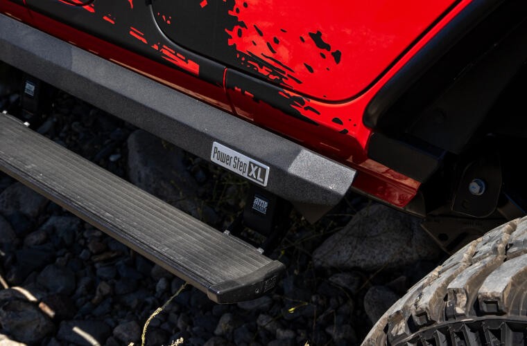 Выдвижные электрические пороги Jeep Wrangler JL 18-22 2 Door PowerStep XL AMP Research 77133-01A