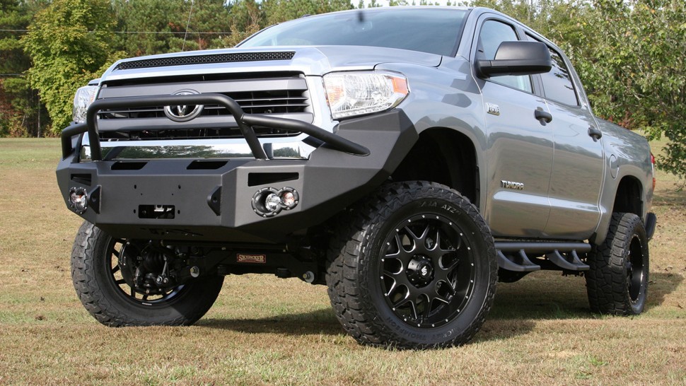 Передний бампер Premium с центаральной дугой Toyota Tundra 14-21 Fab Fours TT14-H2852-1