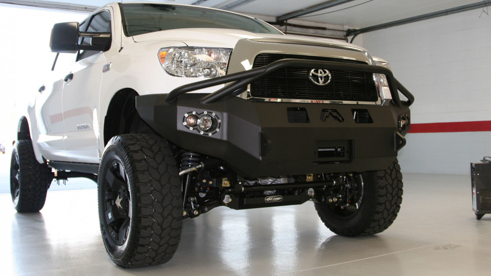 Передний бампер Premium с центаральной дугой Toyota Tundra 07-13 Fab Fours TT07-H1852-1