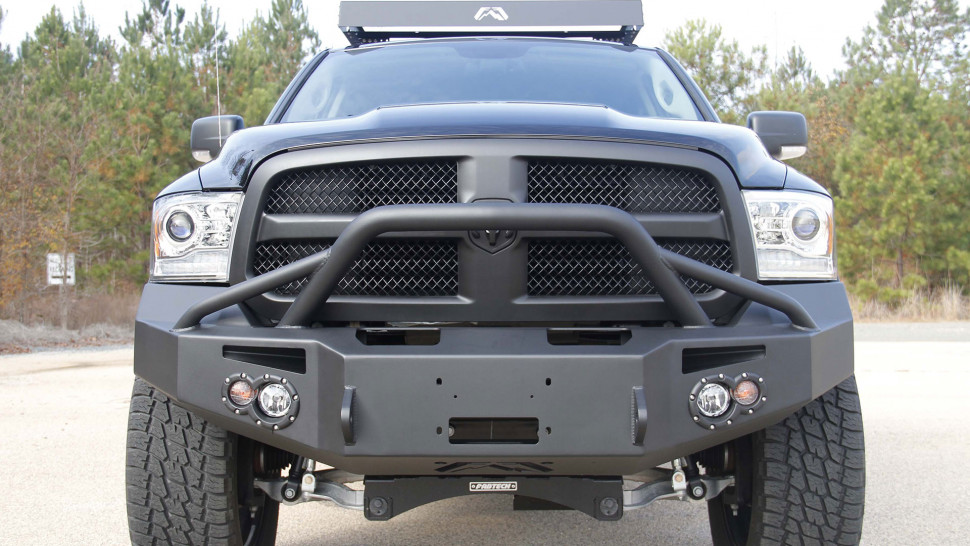Передний бампер Premium с центаральной дугой Dodge Ram 1500 13-18 Fab Fours DR13-H2952-1