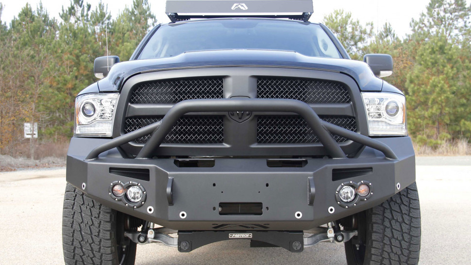 Передний бампер Premium с центаральной дугой Dodge Ram 1500 13-18 Fab Fours DR13-F2952-1