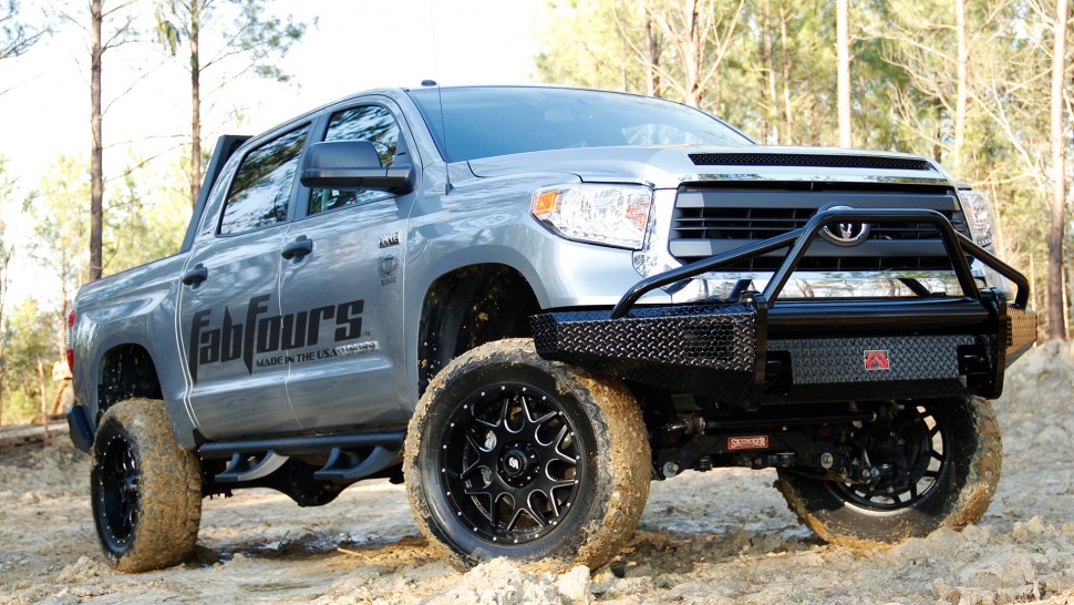 Передний бампер с центральной дугой Black Steel Toyota Tundra 07-13 Fab Fours TT07-K1862-1
