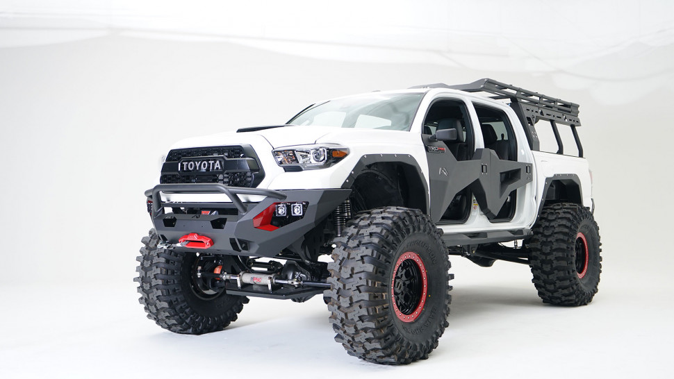 Передний бампер с центральной дугой Matrix Toyota Tacoma 16-22 Fab Fours TT16-X3653-1