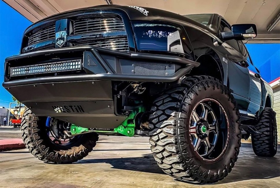 Передний бампер Westin Automotive Outlaw Pre-Runner Ram 1500 Classic 13-20 (58-61025)